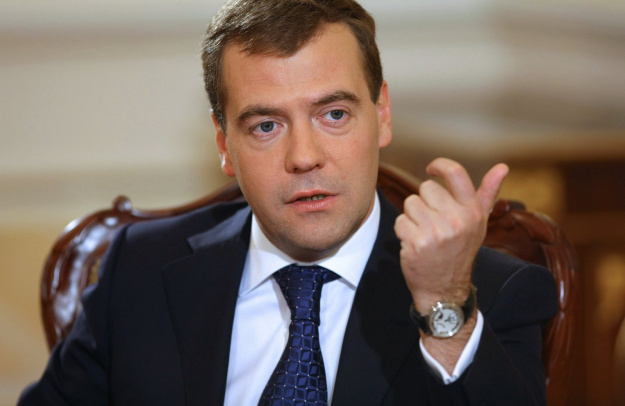 Медведев поручил увеличить объемы строительства цементобетонных дорог